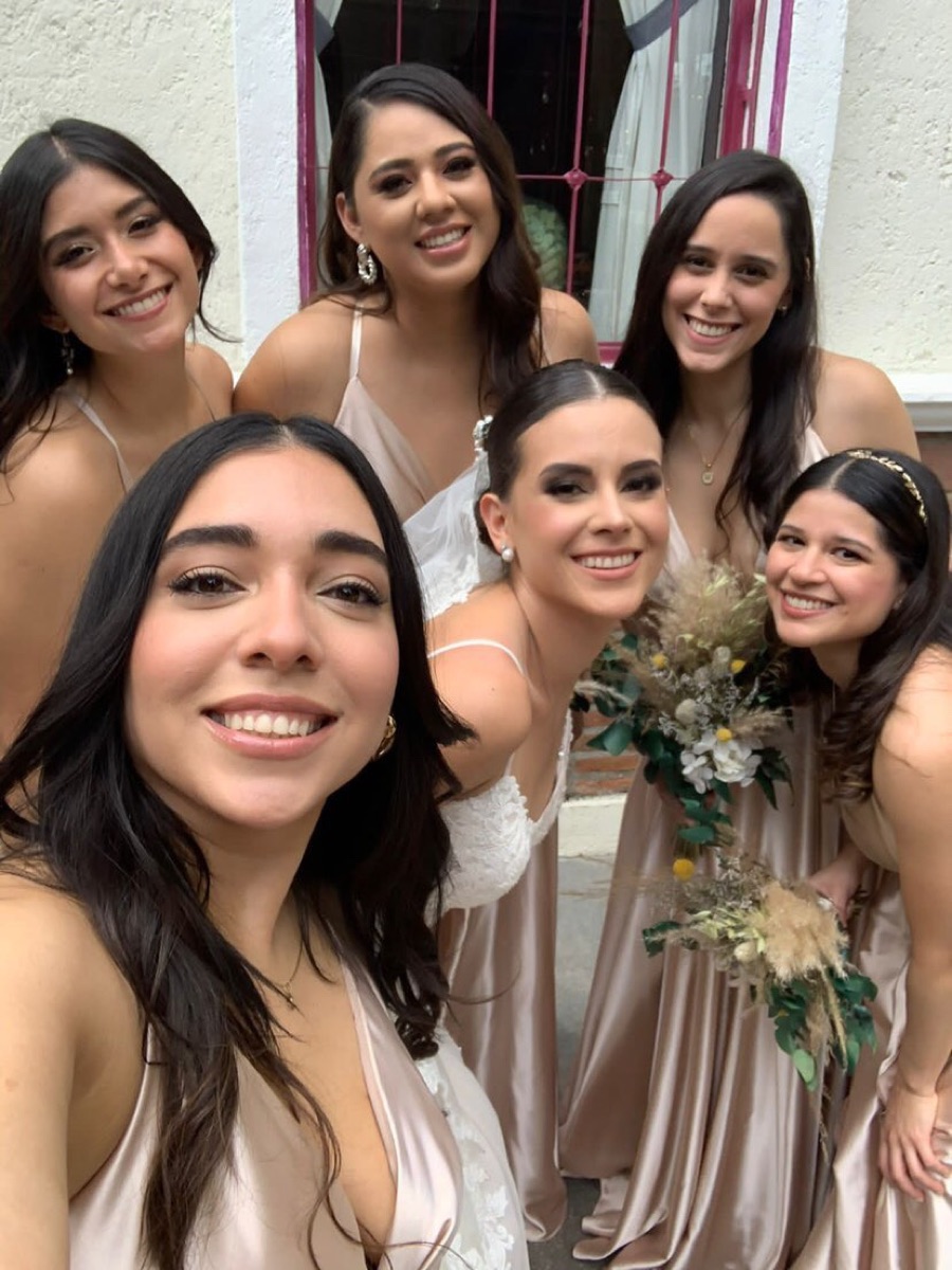 Ejemplo de vestidos en Arena y oro